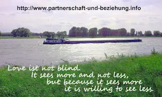 Ein Schiff auf dem Rhein und der Spruch "Love is not blind". Foto: C. Spranger