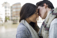 Eine junge Frau und ein junger Mann, die sich küssen