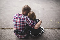 Ein verliebter Mann umarmt seine Freundin zärtlich und fest