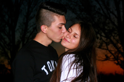 Ein junges Paar, das sich küsst
