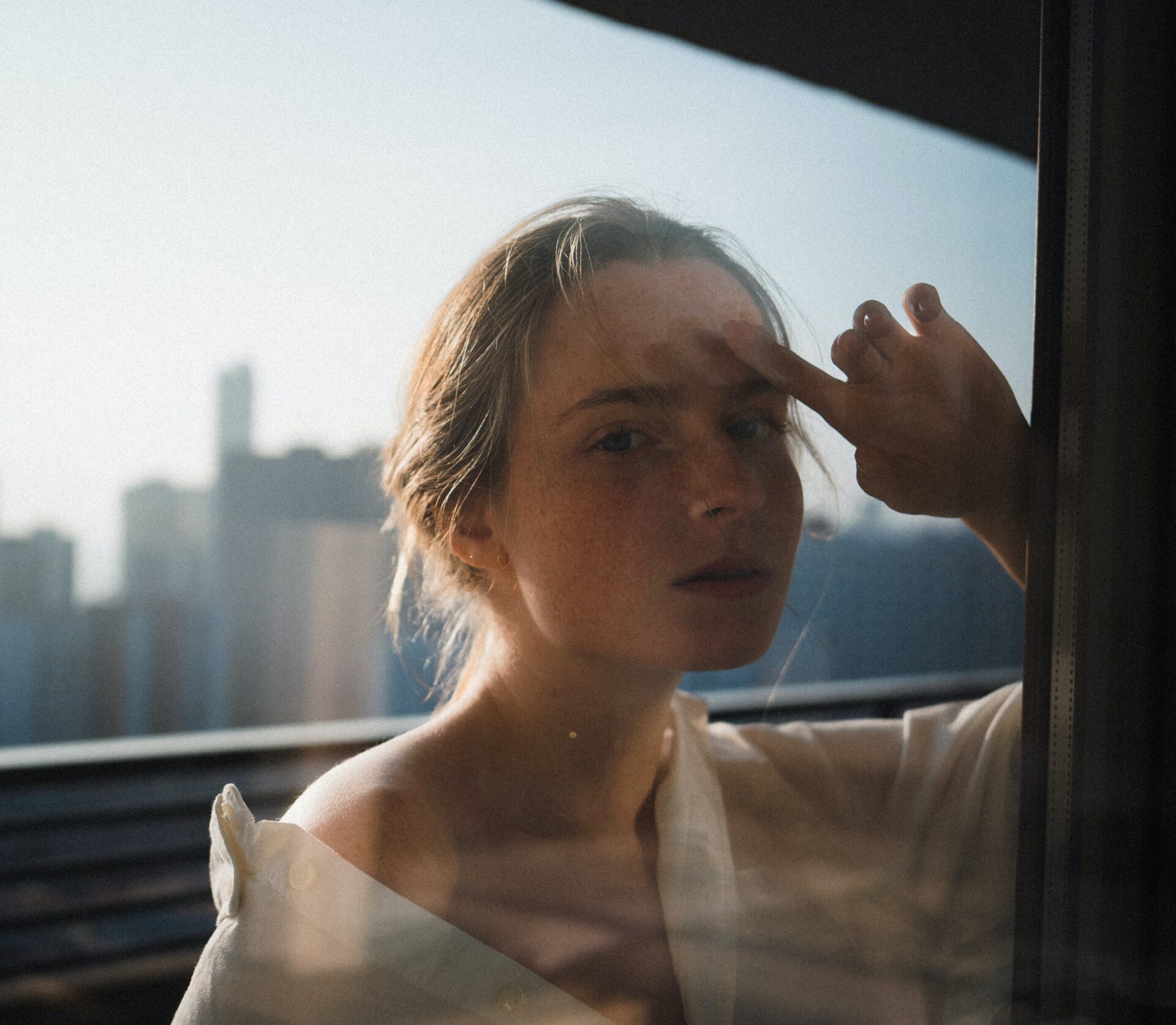 Menschen, die sich von einem toxischen Partner trennen möchten, verwenden oft folgende Argumente: Der Partner zeigt ein mangelndes Mitgefühl und eine fehlende Empathie für die Bedürfnisse und Emotionen des anderen 1 2 . Der Partner manipuliert und lügt, um seine eigenen Bedürfnisse durchzusetzen und sein Selbstwertgefühl zu steigern 1 3 . Der Partner verhält sich unmoralisch und unsozial 1 . Der Partner ist distanziert und unerreichbar, was Unsicherheit und Angst beim anderen Partner auslöst 2 . Der Partner nutzt die Unsicherheit des anderen Partners aus, um ihn oder sie mit Gemeinheiten niederzumachen und später wieder aufzubauen und an sich zu binden 2 . Der Partner überträgt seine eigenen unbewältigten Schmerzen auf den anderen Partner und macht ihn oder sie dadurch emotional abhängig 2 . Der Partner ist narzisstisch und projiziert seine eigenen Befindlichkeiten auf den anderen Partner 2 3 . Der Partner schadet dem anderen Partner emotional oder physisch 4 . Diese Argumente zeigen, dass toxische Beziehungen oft durch ein Ungleichgewicht in der Beziehungsdynamik gekennzeichnet sind, bei dem der toxische Partner die Kontrolle über den anderen Partner ausübt und ihn oder sie emotional abhängig macht.